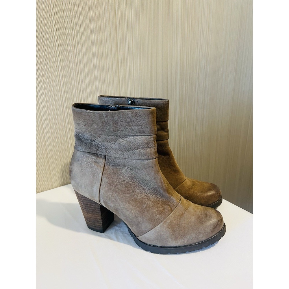 Clarks Mission Ankle Side Zip Block Heel Distressed Brown Leather Booties 7.5M